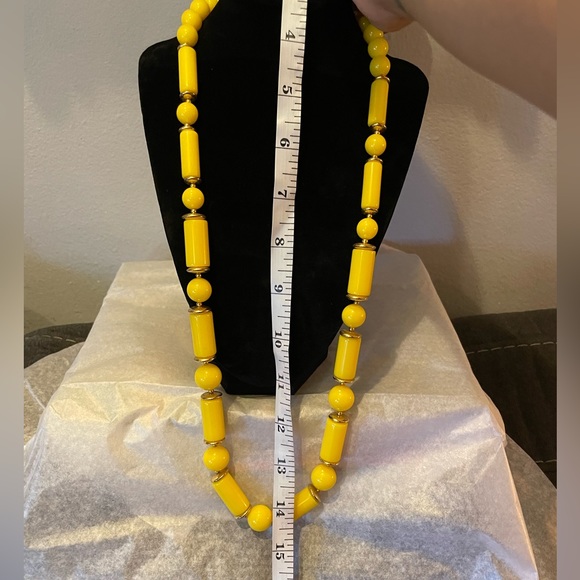Vintage Yellow Early Plastic Beaded Necklace, Lucite Spheres and Cylinders. - Picture 2 of 2